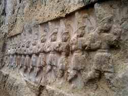 Bassorilievi sulla roccia a Yazilikaya