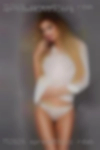 Spreadthicc horny wife needs Manitoba
